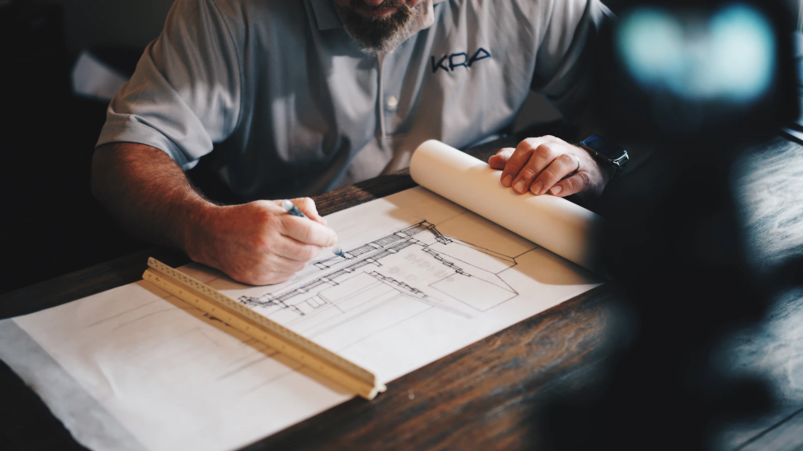 Planos arquitectónicos en escritorio profesional